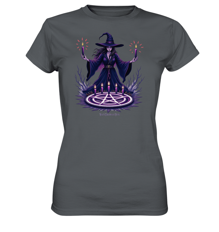 Hexen Illustration mit lila Kerzen und Pentagramm - Ladies Premium Shirt | Lady - Shirts | Dark Shadows Arts