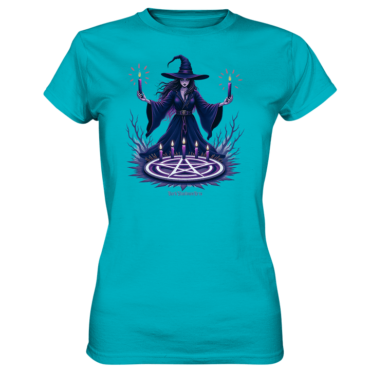 Hexen Illustration mit lila Kerzen und Pentagramm - Ladies Premium Shirt | Lady - Shirts | Dark Shadows Arts