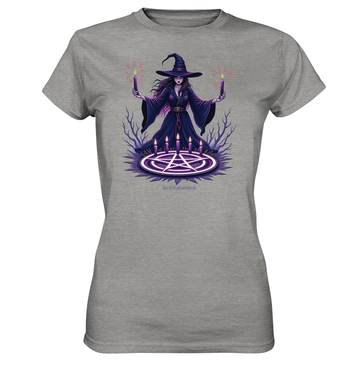 Hexen Illustration mit lila Kerzen und Pentagramm - Ladies Premium Shirt | Lady - Shirts | Dark Shadows Arts