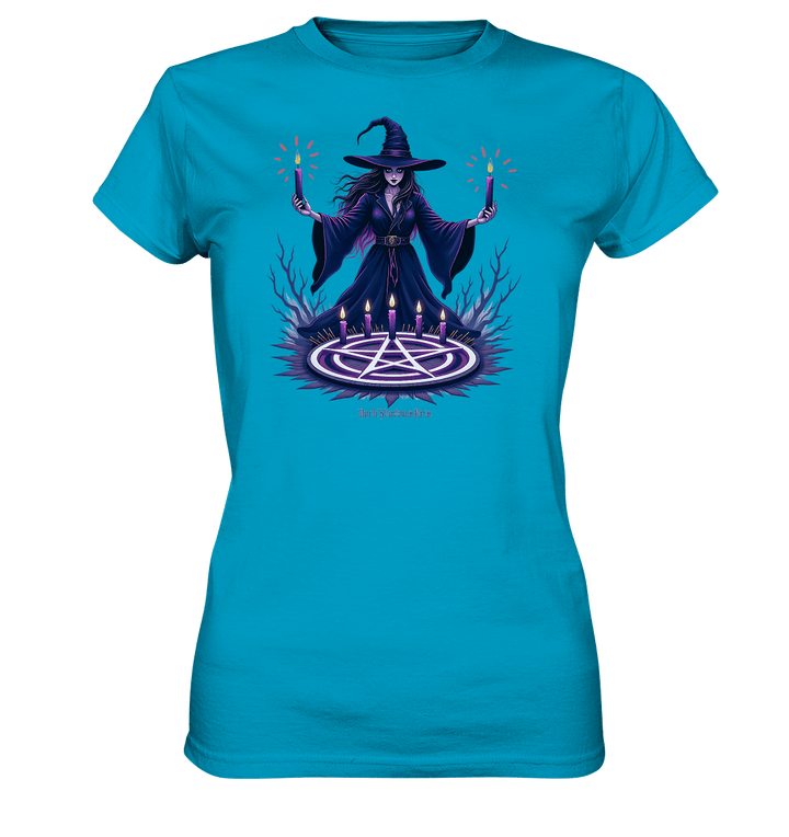 Hexen Illustration mit lila Kerzen und Pentagramm - Ladies Premium Shirt | Lady - Shirts | Dark Shadows Arts