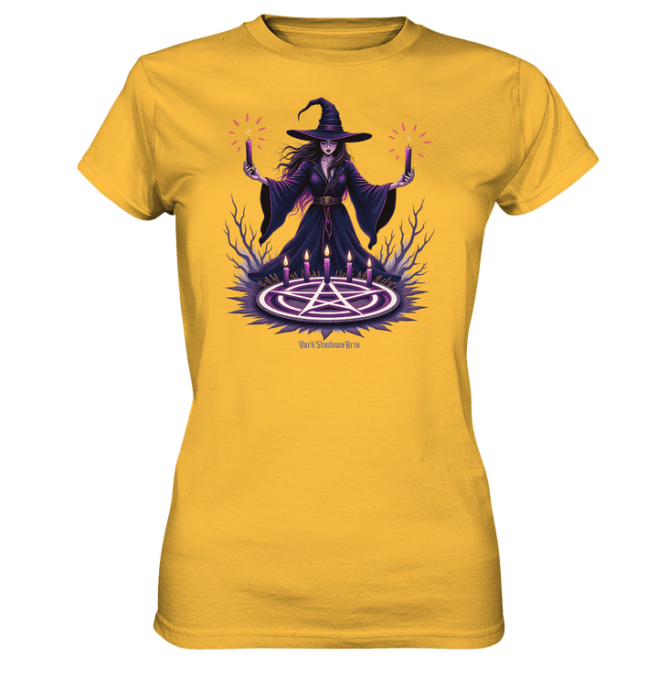 Hexen Illustration mit lila Kerzen und Pentagramm - Ladies Premium Shirt | Lady - Shirts | Dark Shadows Arts