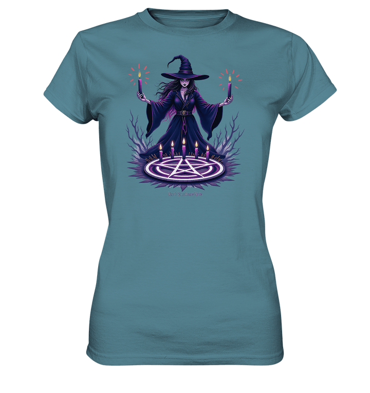 Hexen Illustration mit lila Kerzen und Pentagramm - Ladies Premium Shirt | Lady - Shirts | Dark Shadows Arts