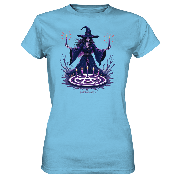Hexen Illustration mit lila Kerzen und Pentagramm - Ladies Premium Shirt | Lady - Shirts | Dark Shadows Arts