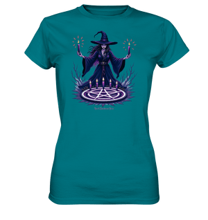 Hexen Illustration mit lila Kerzen und Pentagramm - Ladies Premium Shirt | Lady - Shirts | Dark Shadows Arts