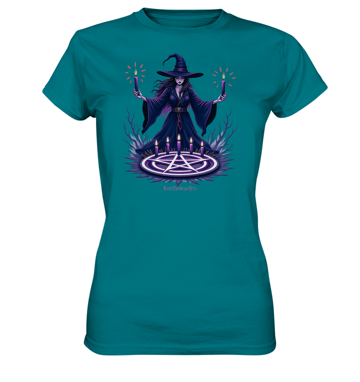 Hexen Illustration mit lila Kerzen und Pentagramm - Ladies Premium Shirt | Lady - Shirts | Dark Shadows Arts