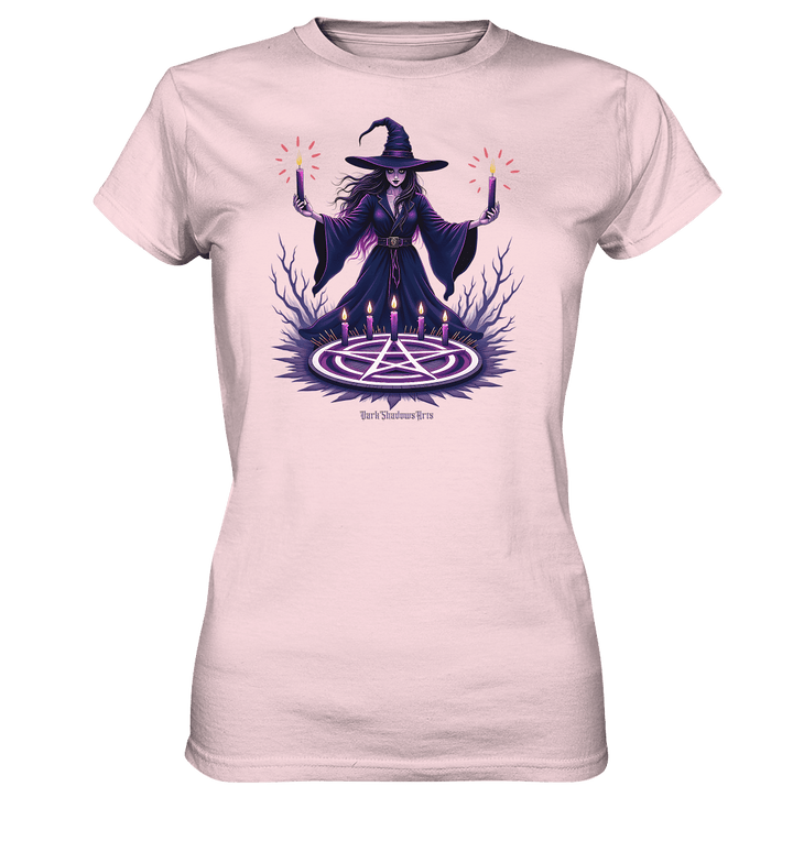 Hexen Illustration mit lila Kerzen und Pentagramm - Ladies Premium Shirt | Lady - Shirts | Dark Shadows Arts