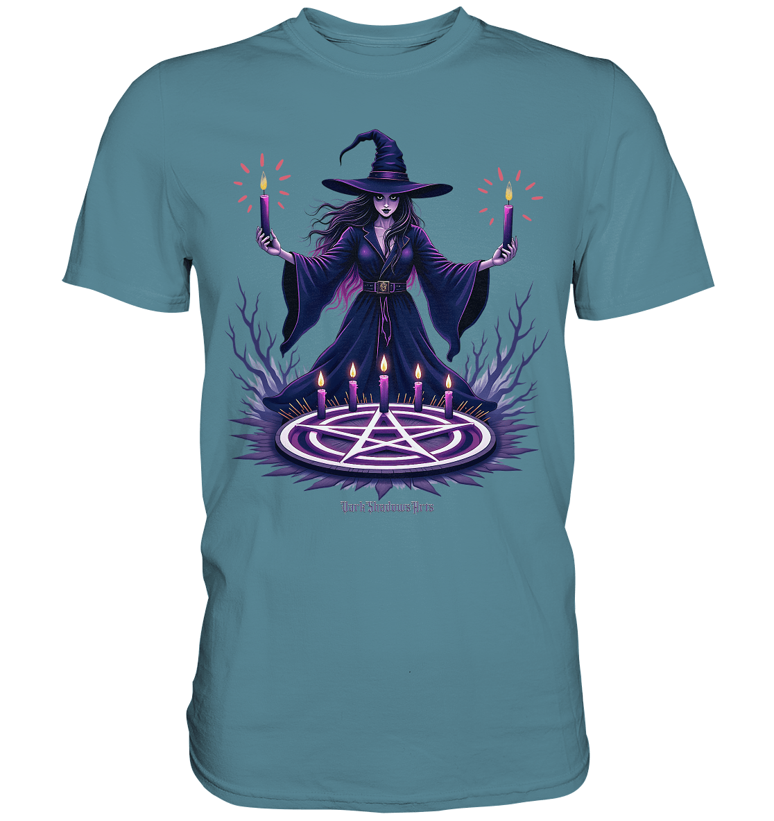 Hexen Illustration mit lila Kerzen und Pentagramm - Premium Shirt | Unisex - Shirts | Dark Shadows Arts