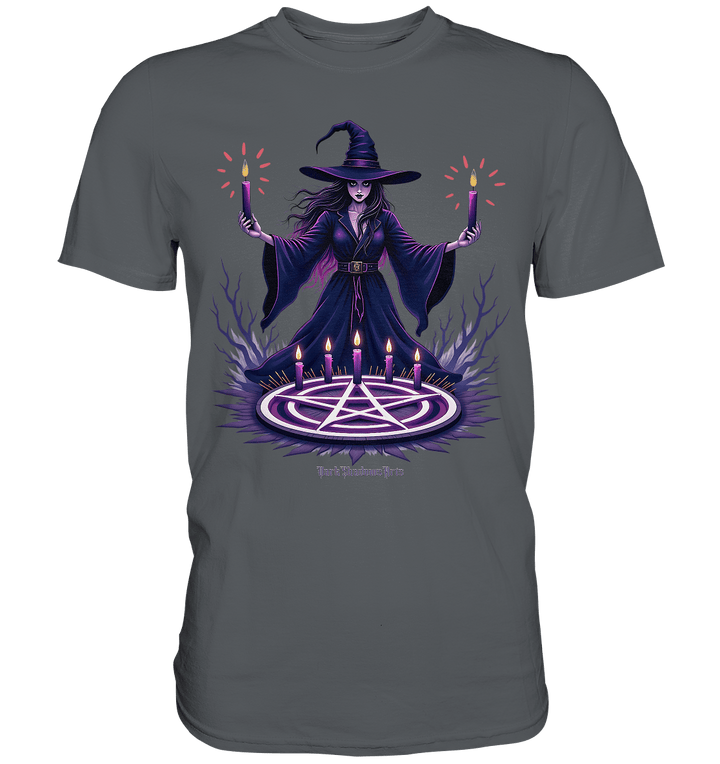 Hexen Illustration mit lila Kerzen und Pentagramm - Premium Shirt | Unisex - Shirts | Dark Shadows Arts