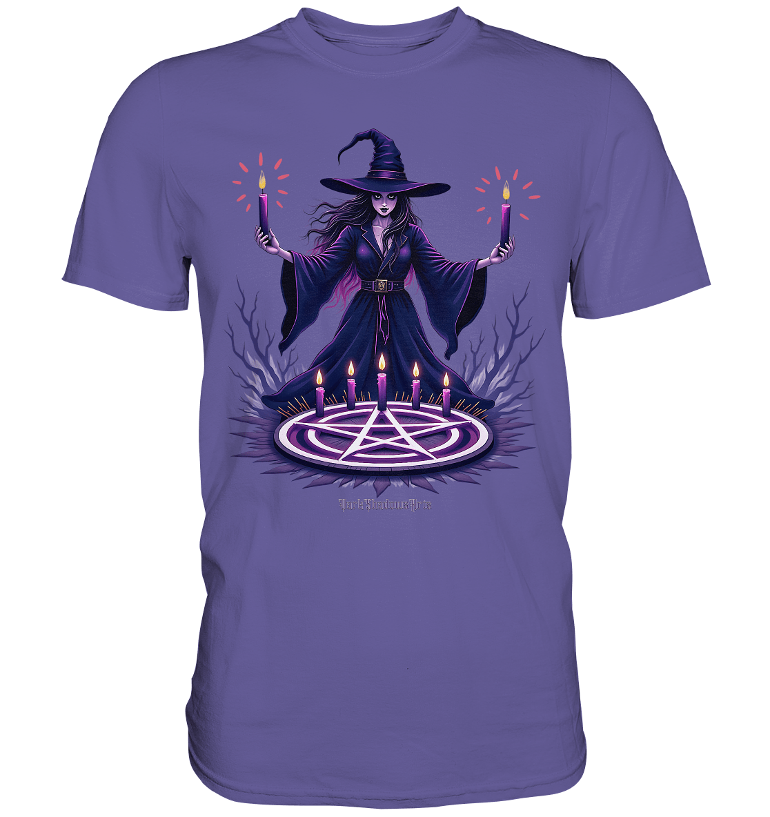 Hexen Illustration mit lila Kerzen und Pentagramm - Premium Shirt | Unisex - Shirts | Dark Shadows Arts