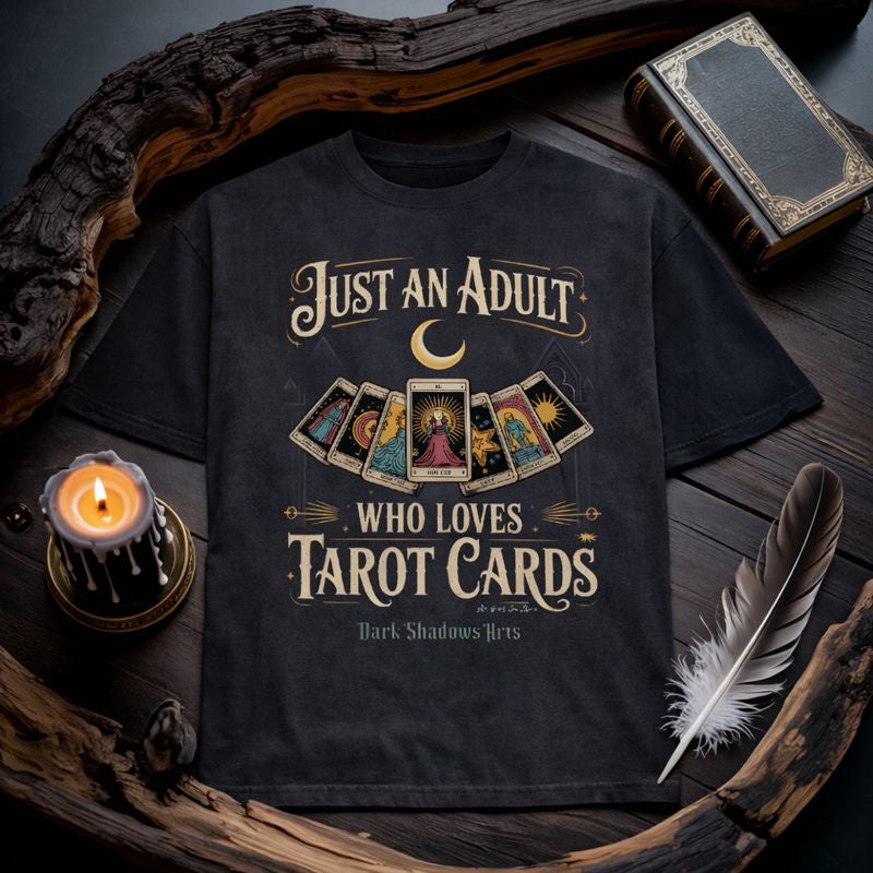 „Premium Oversized Shirt von Dark Shadows Arts mit Tarot-Design ›Just an Adult Who Loves Tarot Cards‹, mystisches Statement-Motiv, Dark-Fantasy Stil, präsentiert auf hochwertigem Flatlay-Mockup.“