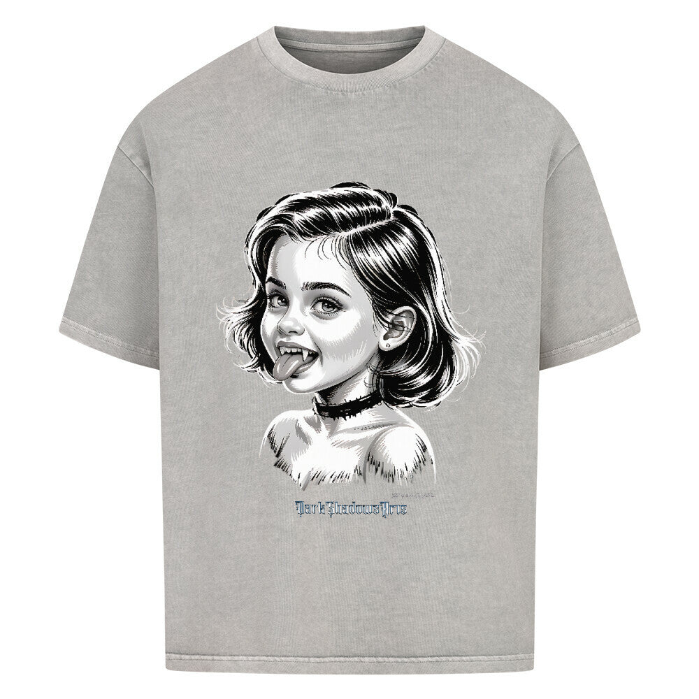 Kleine Vampirin mit Frechmut - VACANCY Oversized Shirt | T-Shirt | Dark Shadows Arts