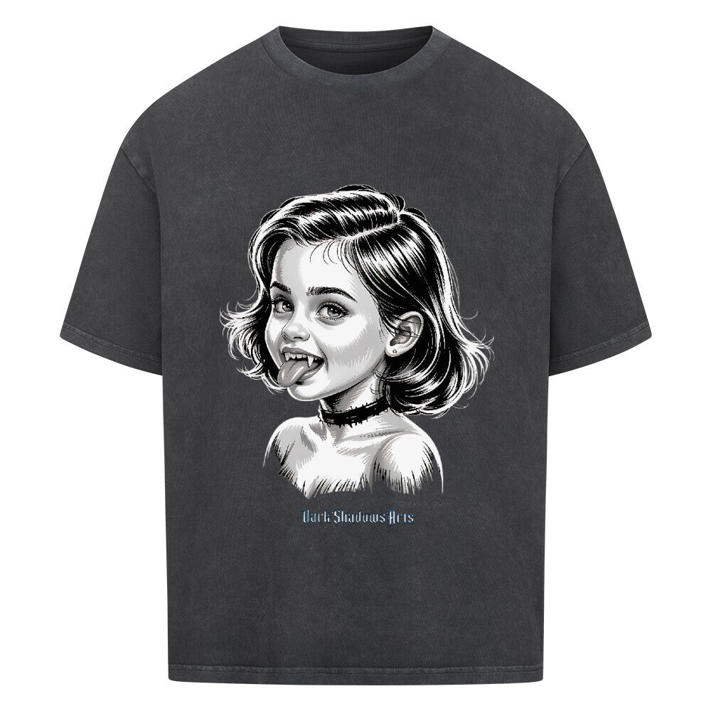 Kleine Vampirin mit Frechmut - VACANCY Oversized Shirt | T-Shirt | Dark Shadows Arts