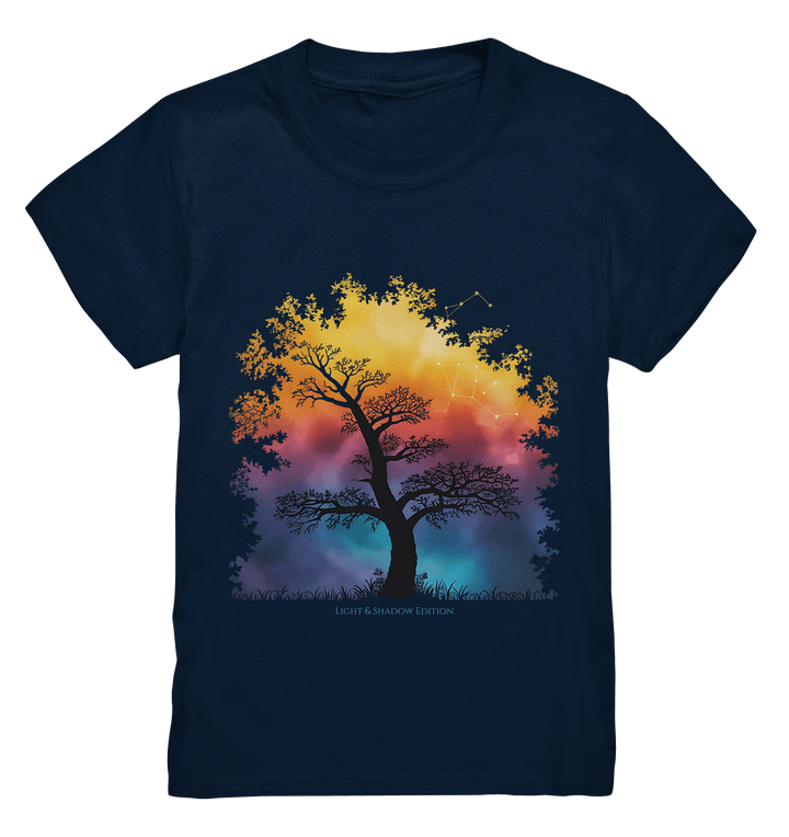 Licht & Schatten – Magische Baumlandschaft mit Sternbild - Kids Premium Shirt | Kids & Babys | Dark Shadows Arts