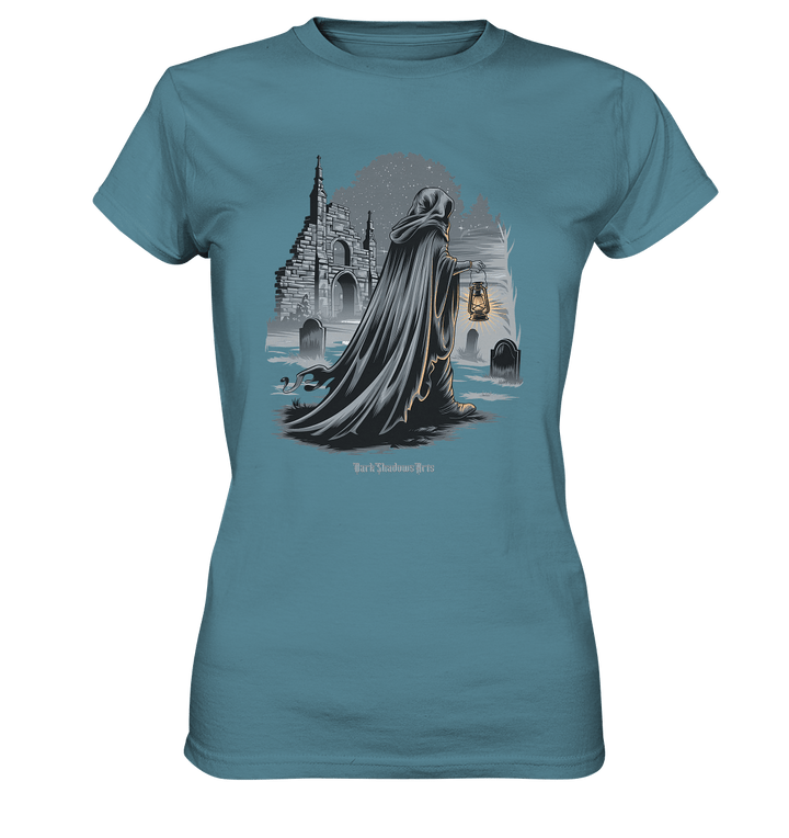 Mystische Nachtwanderung: Kapuzengestalt mit Laterne vor verfallener Ruine im Mondschein - Ladies Premium Shirt | Lady - Shirts | Dark Shadows Arts