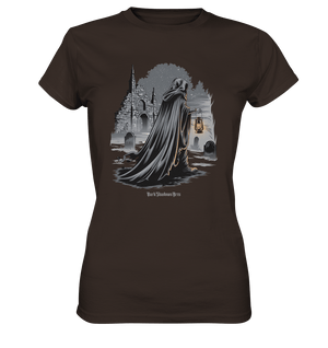 Mystische Nachtwanderung: Kapuzengestalt mit Laterne vor verfallener Ruine im Mondschein - Ladies Premium Shirt | Lady - Shirts | Dark Shadows Arts