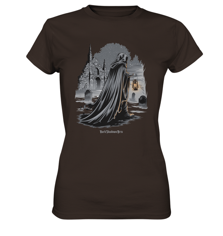 Mystische Nachtwanderung: Kapuzengestalt mit Laterne vor verfallener Ruine im Mondschein - Ladies Premium Shirt | Lady - Shirts | Dark Shadows Arts