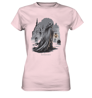 Mystische Nachtwanderung: Kapuzengestalt mit Laterne vor verfallener Ruine im Mondschein - Ladies Premium Shirt | Lady - Shirts | Dark Shadows Arts
