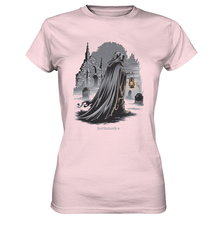 Mystische Nachtwanderung: Kapuzengestalt mit Laterne vor verfallener Ruine im Mondschein - Ladies Premium Shirt | Lady - Shirts | Dark Shadows Arts