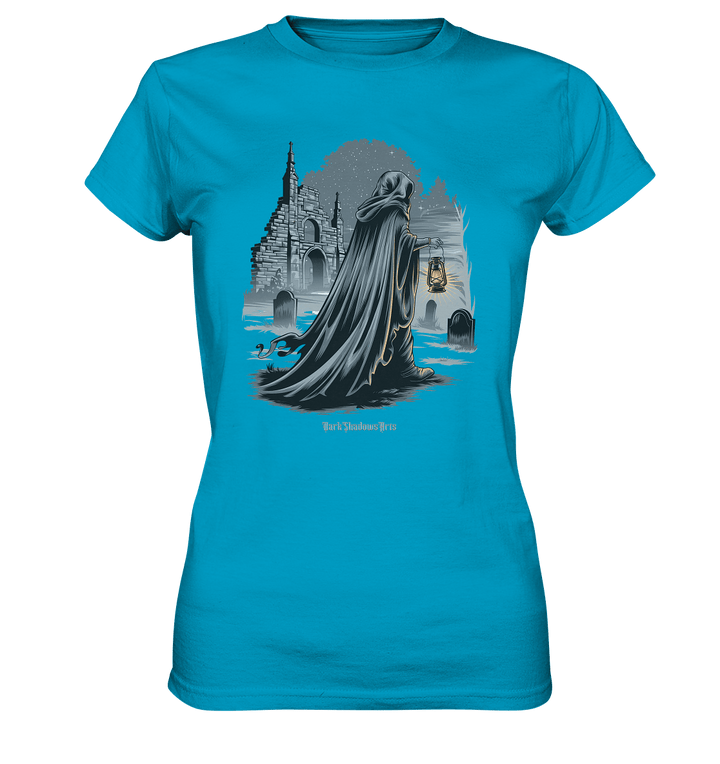Mystische Nachtwanderung: Kapuzengestalt mit Laterne vor verfallener Ruine im Mondschein - Ladies Premium Shirt | Lady - Shirts | Dark Shadows Arts