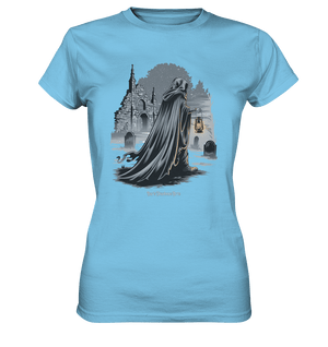 Mystische Nachtwanderung: Kapuzengestalt mit Laterne vor verfallener Ruine im Mondschein - Ladies Premium Shirt | Lady - Shirts | Dark Shadows Arts