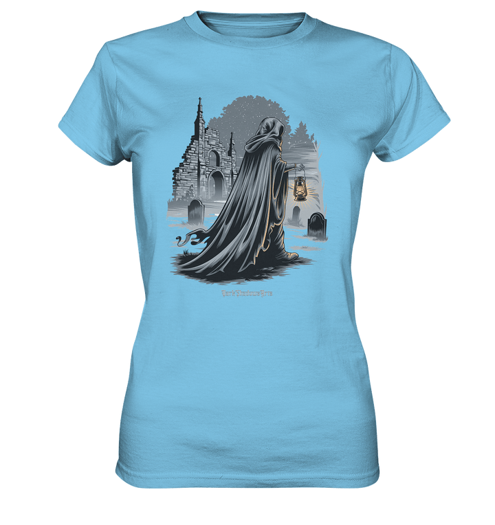 Mystische Nachtwanderung: Kapuzengestalt mit Laterne vor verfallener Ruine im Mondschein - Ladies Premium Shirt | Lady - Shirts | Dark Shadows Arts