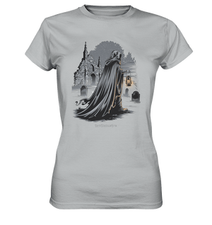 Mystische Nachtwanderung: Kapuzengestalt mit Laterne vor verfallener Ruine im Mondschein - Ladies Premium Shirt | Lady - Shirts | Dark Shadows Arts