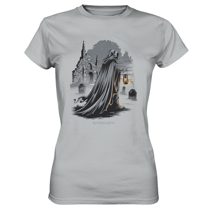 Mystische Nachtwanderung: Kapuzengestalt mit Laterne vor verfallener Ruine im Mondschein - Ladies Premium Shirt | Lady - Shirts | Dark Shadows Arts