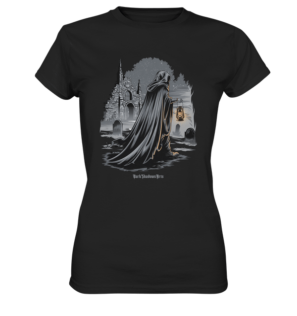 Mystische Nachtwanderung: Kapuzengestalt mit Laterne vor verfallener Ruine im Mondschein - Ladies Premium Shirt | Lady - Shirts | Dark Shadows Arts