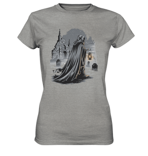Mystische Nachtwanderung: Kapuzengestalt mit Laterne vor verfallener Ruine im Mondschein - Ladies Premium Shirt | Lady - Shirts | Dark Shadows Arts