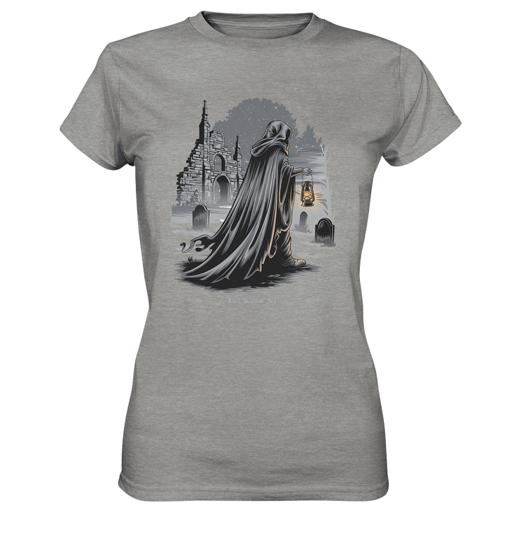Mystische Nachtwanderung: Kapuzengestalt mit Laterne vor verfallener Ruine im Mondschein - Ladies Premium Shirt | Lady - Shirts | Dark Shadows Arts
