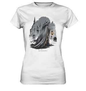 Mystische Nachtwanderung: Kapuzengestalt mit Laterne vor verfallener Ruine im Mondschein - Ladies Premium Shirt | Lady - Shirts | Dark Shadows Arts