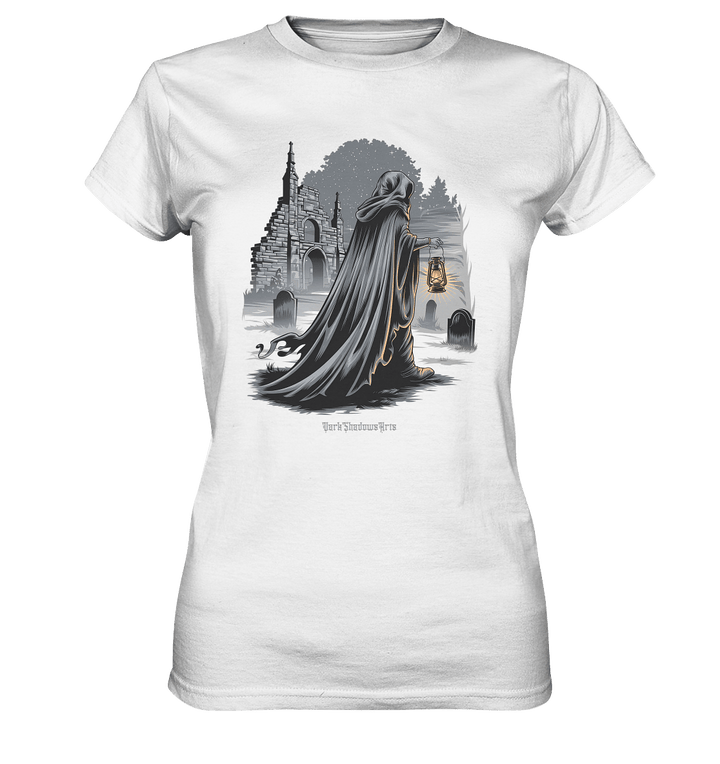 Mystische Nachtwanderung: Kapuzengestalt mit Laterne vor verfallener Ruine im Mondschein - Ladies Premium Shirt | Lady - Shirts | Dark Shadows Arts