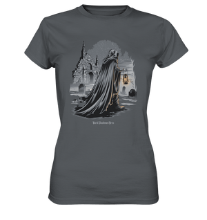 Mystische Nachtwanderung: Kapuzengestalt mit Laterne vor verfallener Ruine im Mondschein - Ladies Premium Shirt | Lady - Shirts | Dark Shadows Arts
