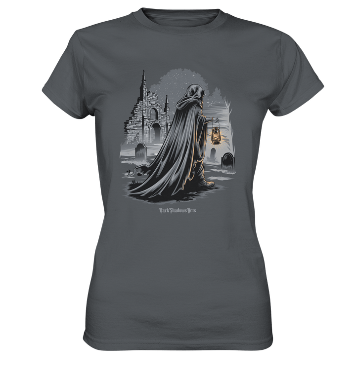 Mystische Nachtwanderung: Kapuzengestalt mit Laterne vor verfallener Ruine im Mondschein - Ladies Premium Shirt | Lady - Shirts | Dark Shadows Arts