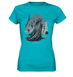 Mystische Nachtwanderung: Kapuzengestalt mit Laterne vor verfallener Ruine im Mondschein - Ladies Premium Shirt | Lady - Shirts | Dark Shadows Arts