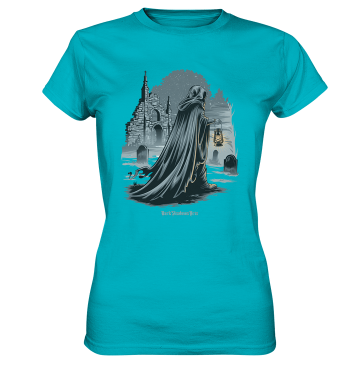 Mystische Nachtwanderung: Kapuzengestalt mit Laterne vor verfallener Ruine im Mondschein - Ladies Premium Shirt | Lady - Shirts | Dark Shadows Arts