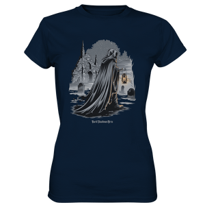 Mystische Nachtwanderung: Kapuzengestalt mit Laterne vor verfallener Ruine im Mondschein - Ladies Premium Shirt | Lady - Shirts | Dark Shadows Arts