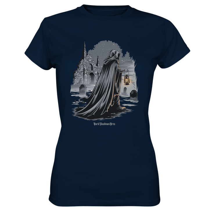 Mystische Nachtwanderung: Kapuzengestalt mit Laterne vor verfallener Ruine im Mondschein - Ladies Premium Shirt | Lady - Shirts | Dark Shadows Arts