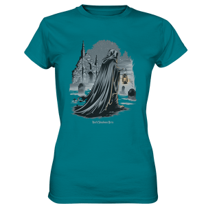 Mystische Nachtwanderung: Kapuzengestalt mit Laterne vor verfallener Ruine im Mondschein - Ladies Premium Shirt | Lady - Shirts | Dark Shadows Arts