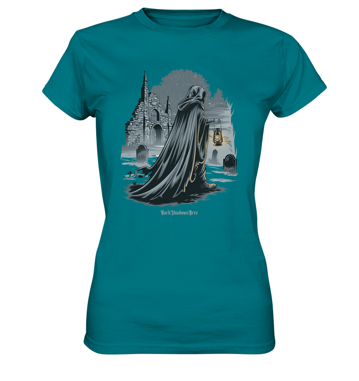 Mystische Nachtwanderung: Kapuzengestalt mit Laterne vor verfallener Ruine im Mondschein - Ladies Premium Shirt | Lady - Shirts | Dark Shadows Arts