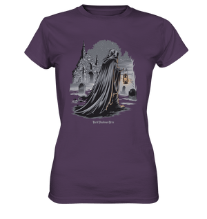 Mystische Nachtwanderung: Kapuzengestalt mit Laterne vor verfallener Ruine im Mondschein - Ladies Premium Shirt | Lady - Shirts | Dark Shadows Arts