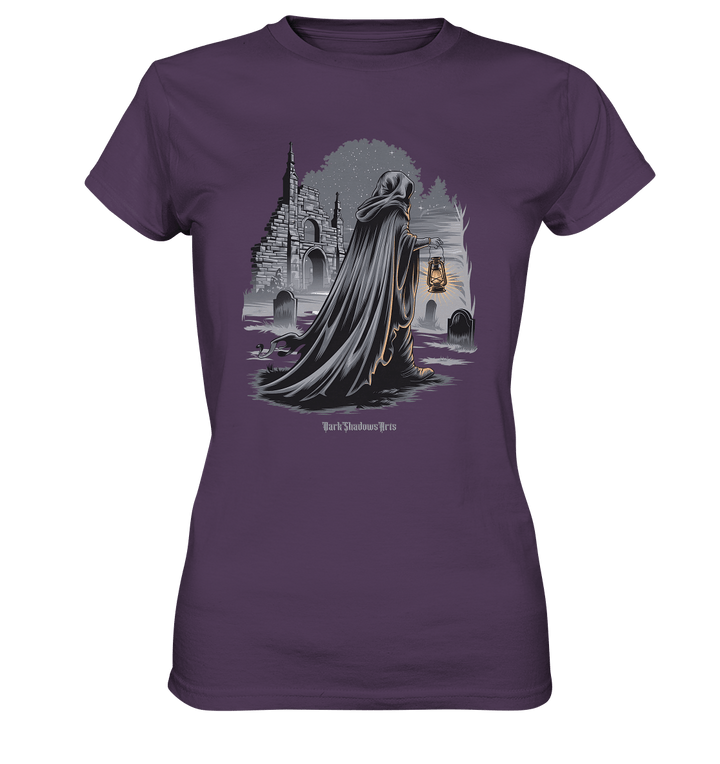 Mystische Nachtwanderung: Kapuzengestalt mit Laterne vor verfallener Ruine im Mondschein - Ladies Premium Shirt | Lady - Shirts | Dark Shadows Arts