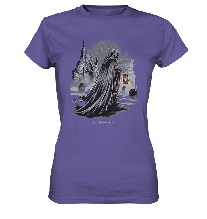 Mystische Nachtwanderung: Kapuzengestalt mit Laterne vor verfallener Ruine im Mondschein - Ladies Premium Shirt | Lady - Shirts | Dark Shadows Arts