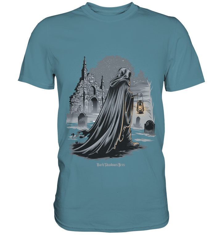 Mystische Nachtwanderung: Kapuzengestalt mit Laterne vor verfallener Ruine im Mondschein - Premium Shirt | Unisex - Shirts | Dark Shadows Arts