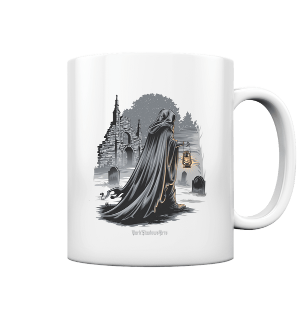 Mystische Nachtwanderung: Kapuzengestalt mit Laterne vor verfallener Ruine im Mondschein - Tasse glossy | Trinkgefäße | Dark Shadows Arts