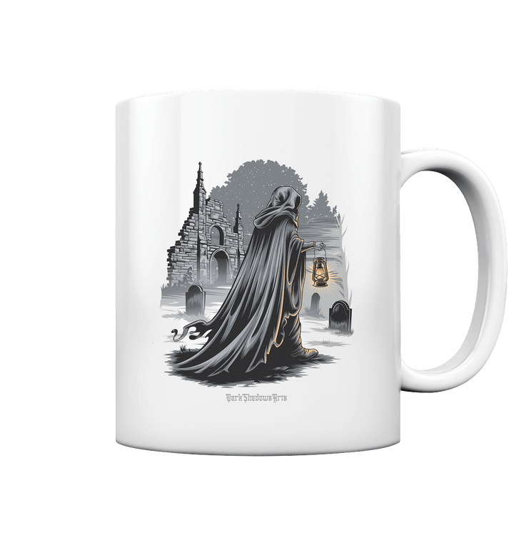 Mystische Nachtwanderung: Kapuzengestalt mit Laterne vor verfallener Ruine im Mondschein - Tasse glossy | Trinkgefäße | Dark Shadows Arts