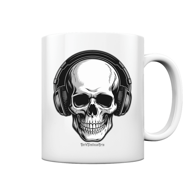 Requiem in Beats – Totenkopf mit Ohrhörern für Musikrebellen - Tasse glossy | Trinkgefäße | Dark Shadows Arts