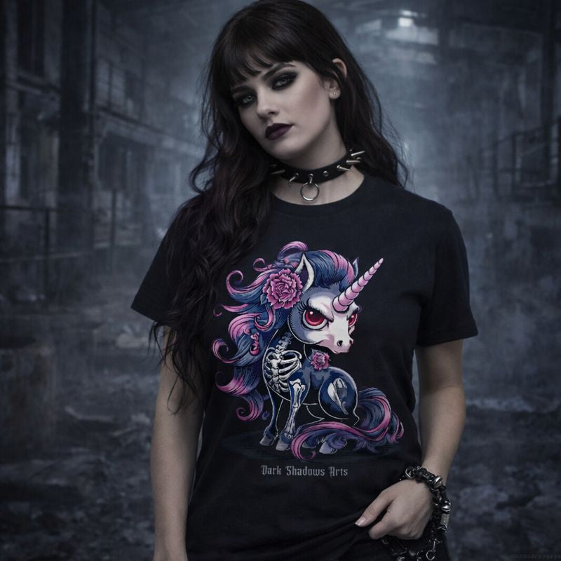 Skeletal Unicorn Gothic T-Shirt von Dark Shadows Arts mit skelettiertem Einhorn, düsterer Dark-Fantasy-Illustration und mystischem Horror-Design