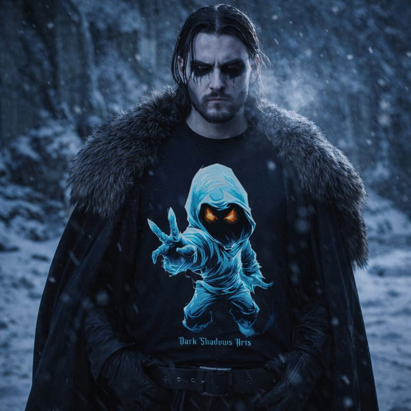 Ein stoisches Goth-Model im nordischen Look steht im tiefen Schnee und trägt das "The Frozen Guardian" Premium Classix T-Shirt. Epische Wächter-Legenden Mode von Dark Shadows Arts