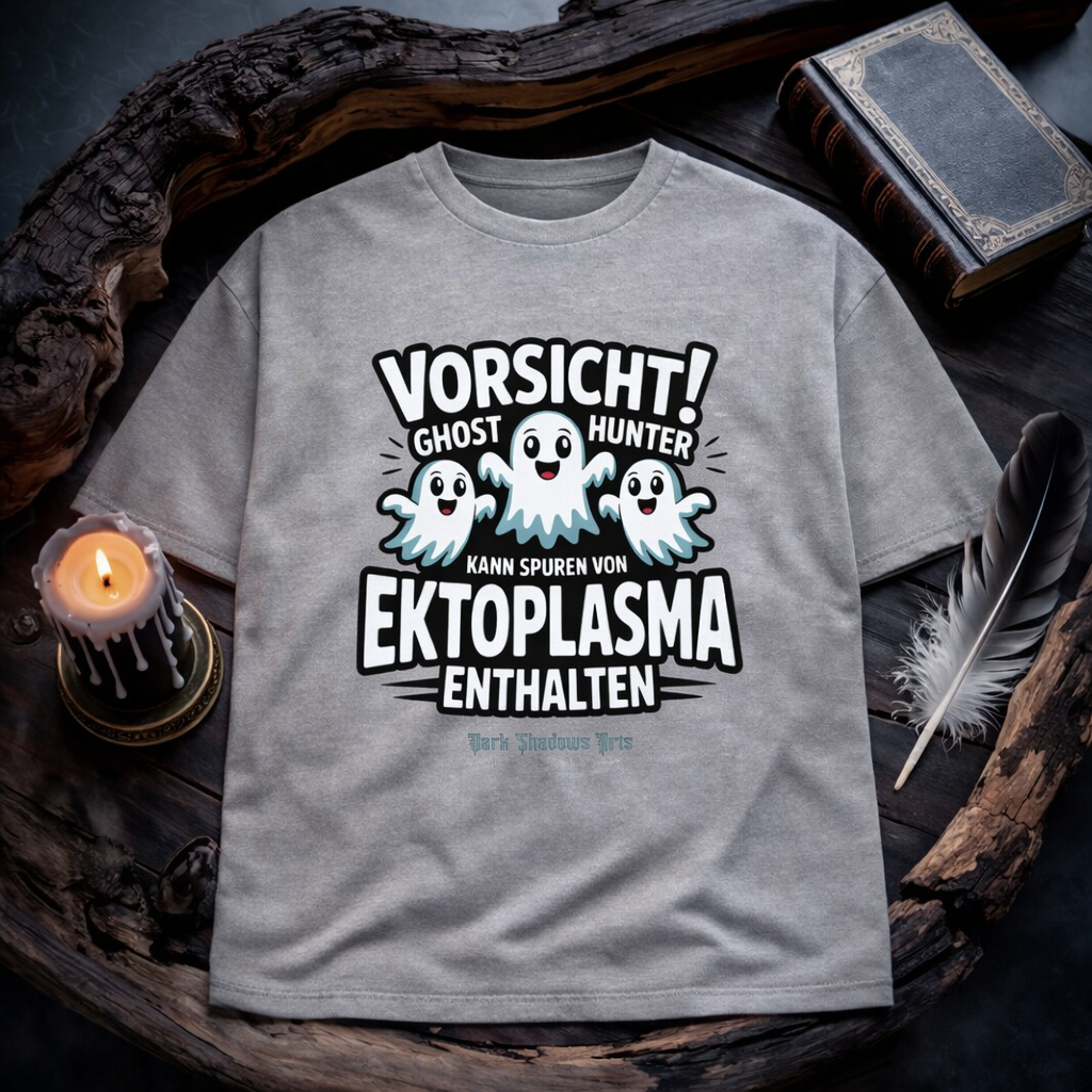 Graues Heavy Cotton Oversized Shirt von Dark Shadows Arts mit dem Motiv „Vorsicht! Ghost Hunter kann Spuren von Ektoplasma enthalten“ und drei lustigen Geistern im Halloween-Design.